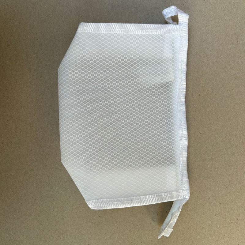 نحوه تمیز کردن یک کیسه آرایشی و بهداشتی شفاف